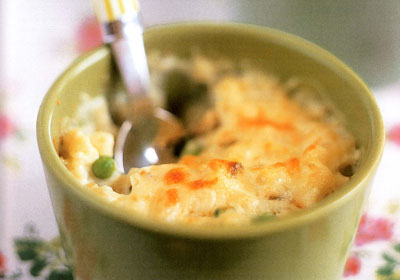 Small macaroni gratin with vegetables.